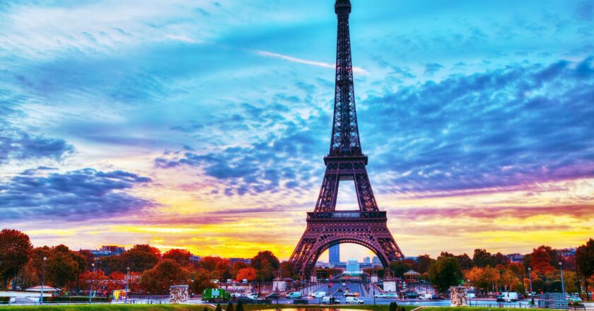 Eiffel tower: revolutionary building embedded by symbol of love
