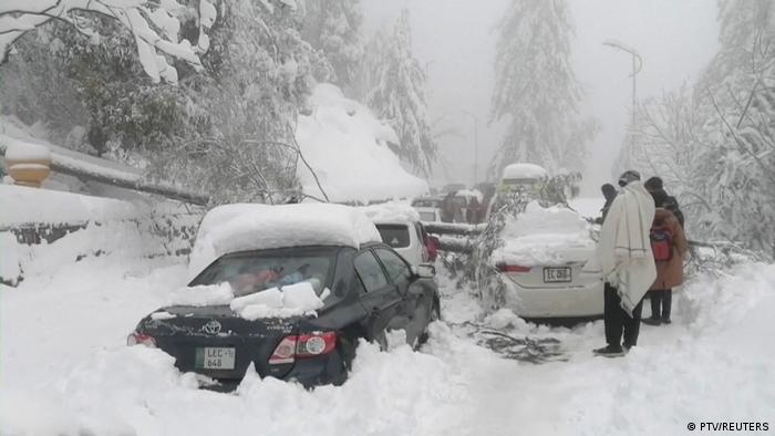The snow storm in Murree continued for hours on Friday night. According to reports, the ground was covered up to 6 feet in snow in some places