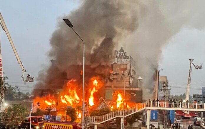 Fire errupts in Pace Shopping Plaza Lahore