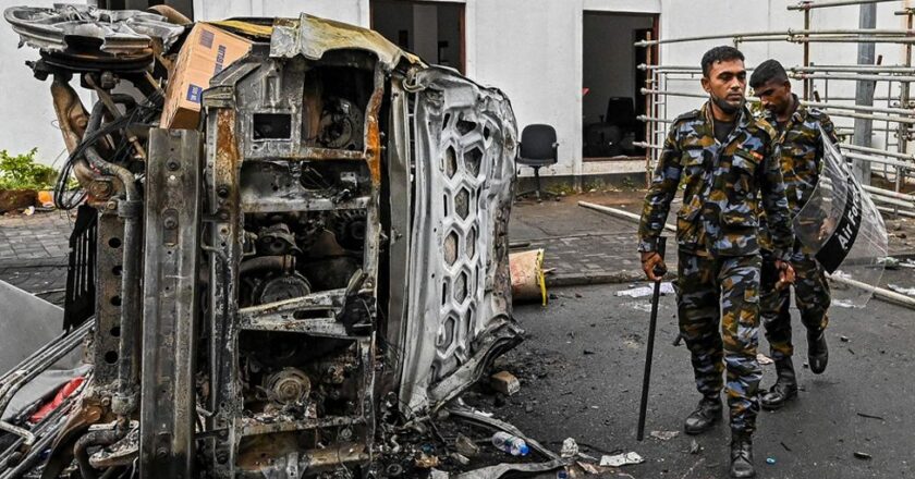 <strong>Srilankan Police order troops to open fire on vandals and looters</strong>