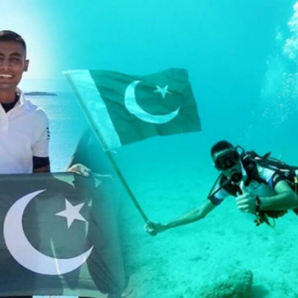 Pakistani Flag went underwater for 75 minutes