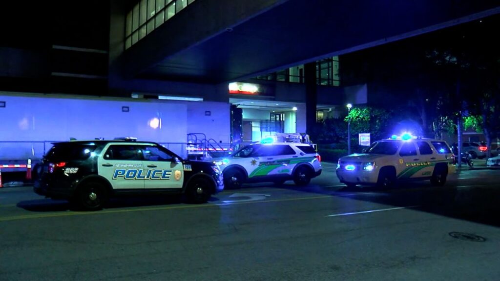 2 killed, 3 injured in shooting at nightclub in US.